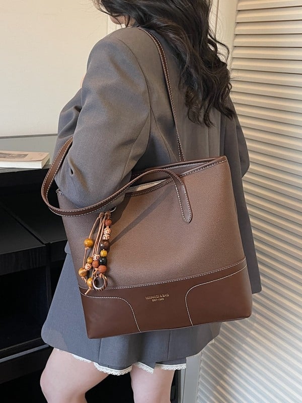 Városi minimalist stílusú PU tote táska, cipzárral nyitás, belső zsebek: rejtett cipzáras zseb és irattartó zseb, 2026 tavasz