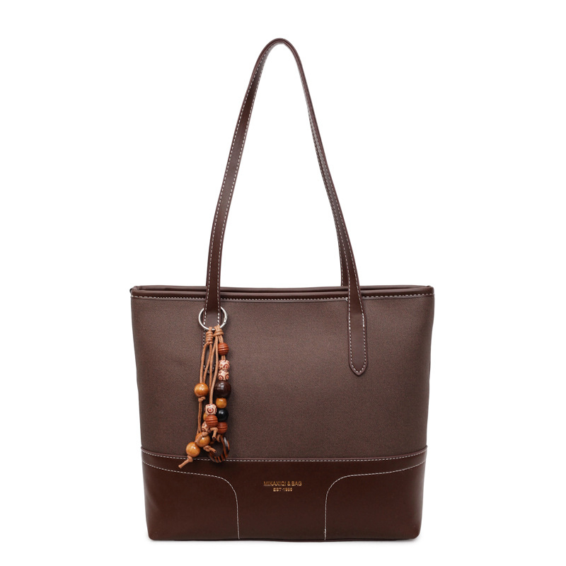 Városi minimalist stílusú PU tote táska, cipzárral nyitás, belső zsebek: rejtett cipzáras zseb és irattartó zseb, 2026 tavasz