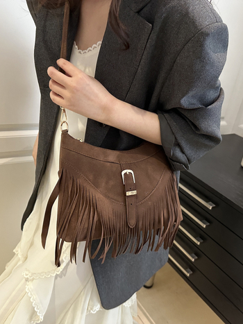 Poliészterből készült tote táska, PU bélés, cipzáras záródás, belső cipzáras zseb, egy vállpánt