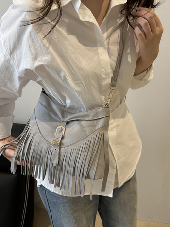 Poliészterből készült tote táska, PU bélés, cipzáras záródás, belső cipzáras zseb, egy vállpánt