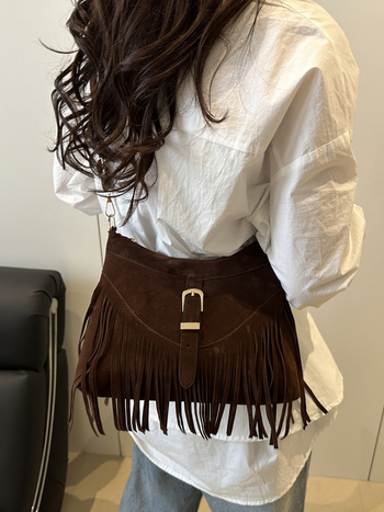 Poliészterből készült tote táska, PU bélés, cipzáras záródás, belső cipzáras zseb, egy vállpánt