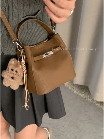 PU materijal bucket bag, gradski minimalistički stil, magnetska kopča, poliester podstava, oblik koše