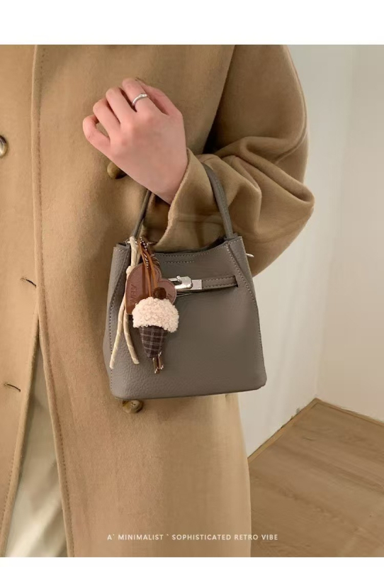 PU materijal bucket bag, gradski minimalistički stil, magnetska kopča, poliester podstava, oblik koše