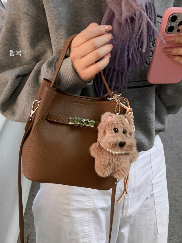 PU materijal bucket bag, gradski minimalistički stil, magnetska kopča, poliester podstava, oblik koše