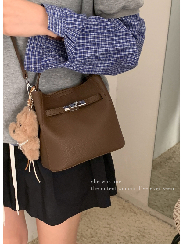 PU materijal bucket bag, gradski minimalistički stil, magnetska kopča, poliester podstava, oblik koše