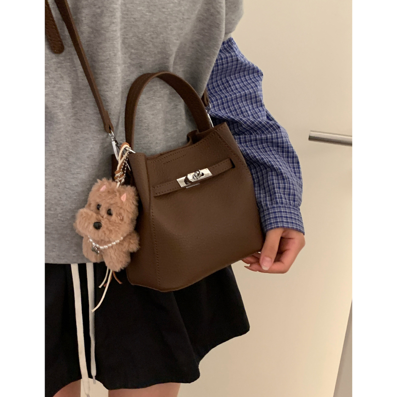 PU materijal bucket bag, gradski minimalistički stil, magnetska kopča, poliester podstava, oblik koše