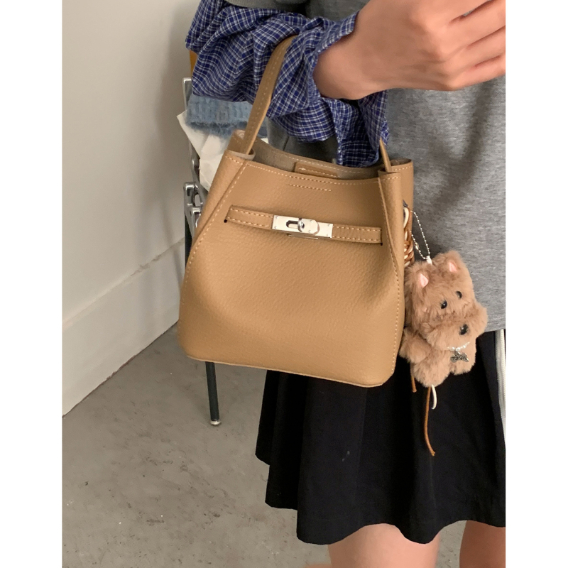 PU materijal bucket bag, gradski minimalistički stil, magnetska kopča, poliester podstava, oblik koše
