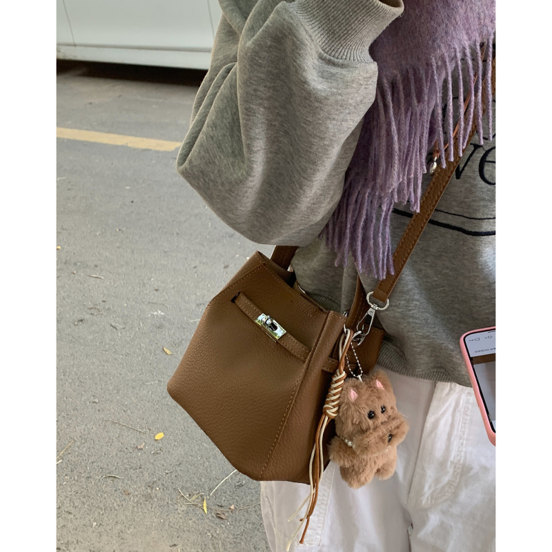 PU materijal bucket bag, gradski minimalistički stil, magnetska kopča, poliester podstava, oblik koše