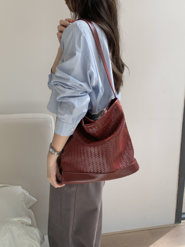 PU kožna crossbody tote torba sa tkanom teksturom, magnetsko zatvaranje, poliester podstava, uspravni kvadratni oblik, pogodna za slobodno vrijeme i putovanja