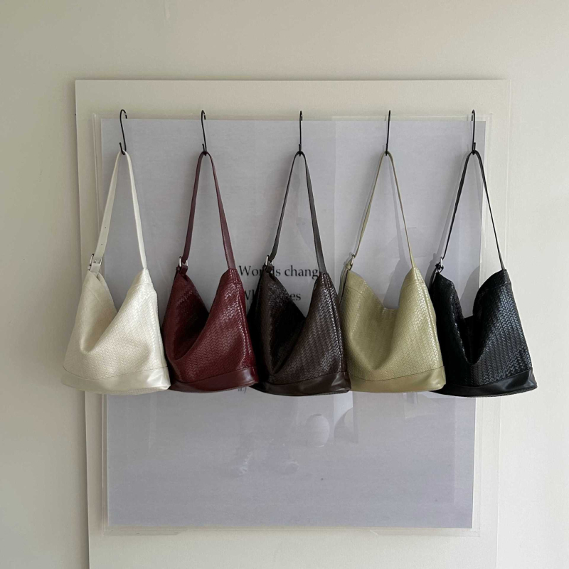 PU kožna crossbody tote torba sa tkanom teksturom, magnetsko zatvaranje, poliester podstava, uspravni kvadratni oblik, pogodna za slobodno vrijeme i putovanja