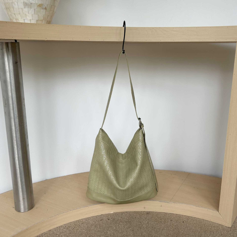 PU kožna crossbody tote torba sa tkanom teksturom, magnetsko zatvaranje, poliester podstava, uspravni kvadratni oblik, pogodna za slobodno vrijeme i putovanja