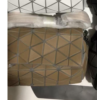 Kviltolt hordó alakú táska geometriális keresztező dizájnnal, férfi négyszögletes övtáska mindennapi utazásokhoz (PVC • 2025 tavasz • Szabadidős utazások)