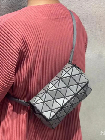 Kviltolt hordó alakú táska geometriális keresztező dizájnnal, férfi négyszögletes övtáska mindennapi utazásokhoz (PVC • 2025 tavasz • Szabadidős utazások)