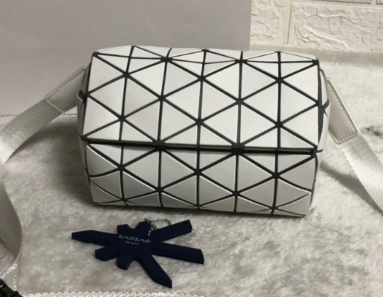 Kviltolt hordó alakú táska geometriális keresztező dizájnnal, férfi négyszögletes övtáska mindennapi utazásokhoz (PVC • 2025 tavasz • Szabadidős utazások)