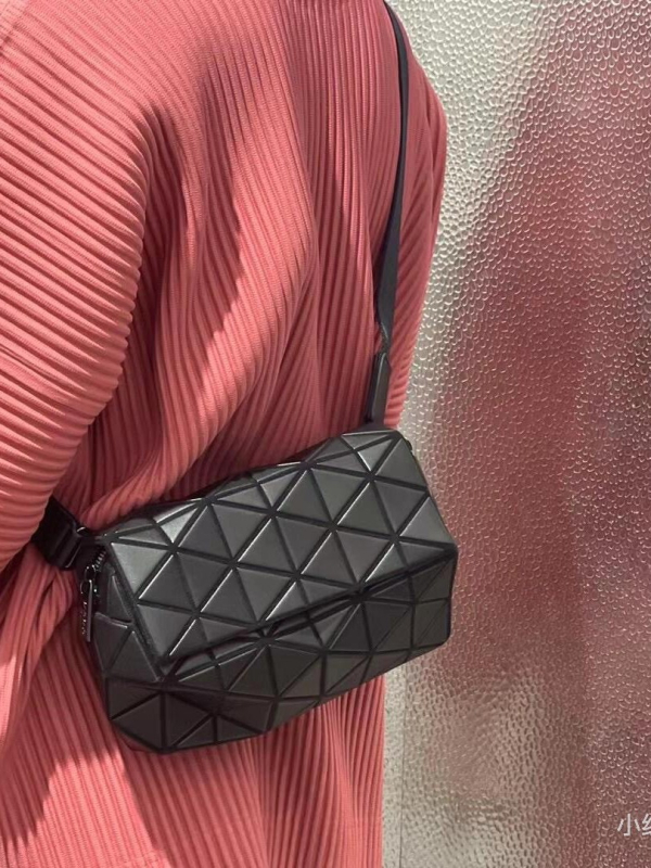 Kviltolt hordó alakú táska geometriális keresztező dizájnnal, férfi négyszögletes övtáska mindennapi utazásokhoz (PVC • 2025 tavasz • Szabadidős utazások)