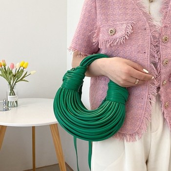 PU anyagú, dumpling formájú crossbody táska, cipzáras záródás, poliészter bélés, egy vállpánt, belső zsebek: cipzáras zseb, telefonszseb, ID zseb