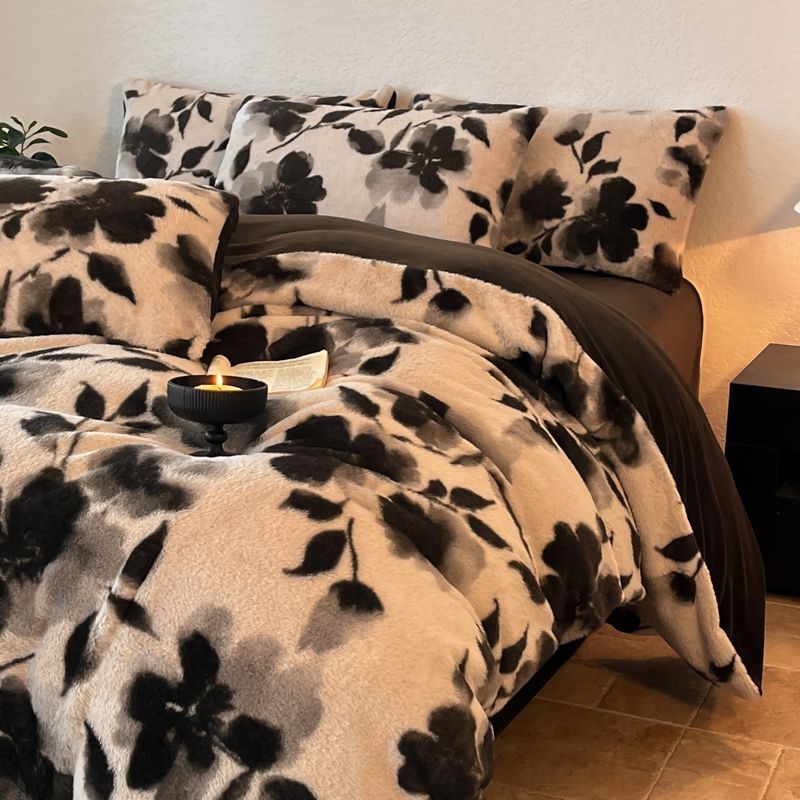 Cetverodjelni set posteljine od mliječnog velura, topao i debeo, quiltiran, reactive print i bojanje, težina 2000-2500 g, retro i modern minimalistički stil