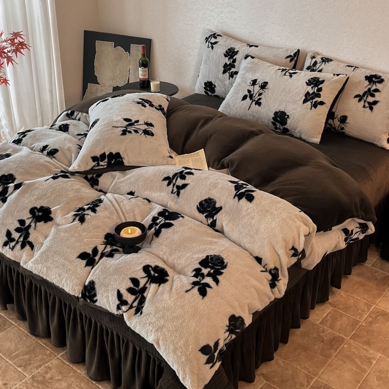 Cetverodjelni set posteljine od mliječnog velura, topao i debeo, quiltiran, reactive print i bojanje, težina 2000-2500 g, retro i modern minimalistički stil