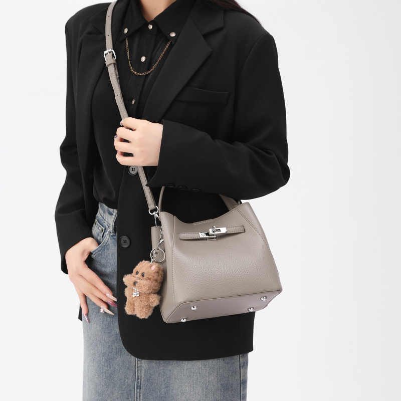 Ženska kožna mala torbica u obliku kante, visoke klase, preko ramena ili crossbody, za dnevnu upotrebu
