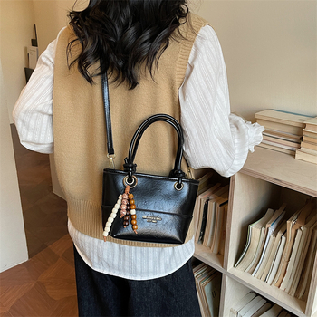 Bucket torba s vintage patchwork dizajnom, gradski minimalistički stil, PU materijal, zatvaranje na zip, lansiranje proljeće 2026