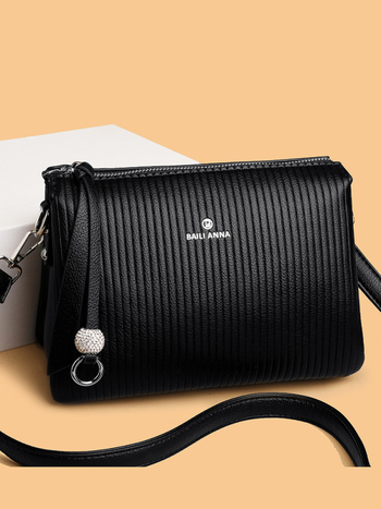 Crossbody torba od PU, vodoravni kvadratni oblik, zatvaranje na zip, unutarnji pretinci: džep na zip, džep za telefon, džep za dokumente, laminirani džep; podstava od poliestera; proljeće 2026 izdanje