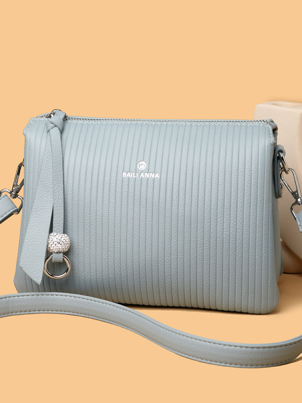 Crossbody torba od PU, vodoravni kvadratni oblik, zatvaranje na zip, unutarnji pretinci: džep na zip, džep za telefon, džep za dokumente, laminirani džep; podstava od poliestera; proljeće 2026 izdanje