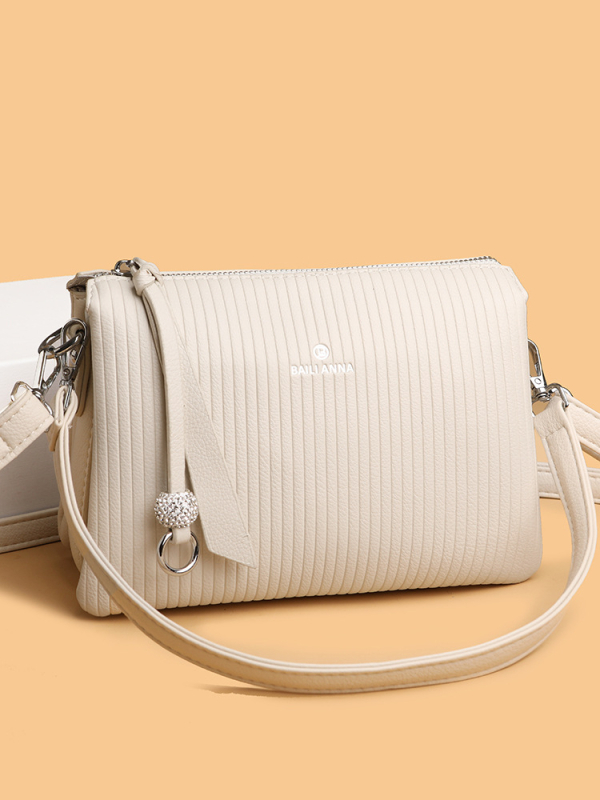 Crossbody torba od PU, vodoravni kvadratni oblik, zatvaranje na zip, unutarnji pretinci: džep na zip, džep za telefon, džep za dokumente, laminirani džep; podstava od poliestera; proljeće 2026 izdanje