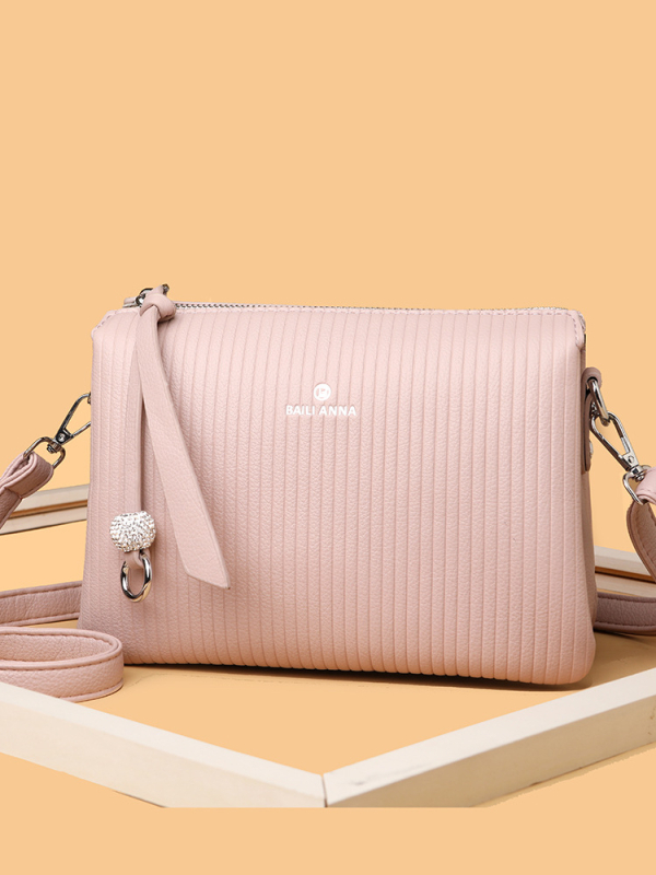 Crossbody torba od PU, vodoravni kvadratni oblik, zatvaranje na zip, unutarnji pretinci: džep na zip, džep za telefon, džep za dokumente, laminirani džep; podstava od poliestera; proljeće 2026 izdanje