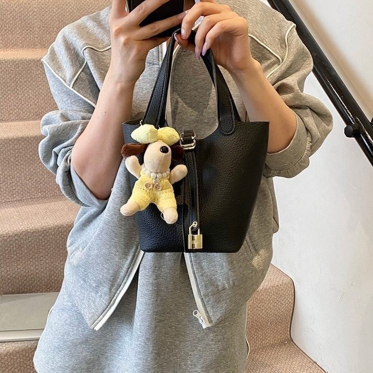 Geantă bucket pentru femei – stil stradal, material PU, închidere magnetică, buzunar cu fermoar, căptușeală din poliester, formă bucket, vara 2025