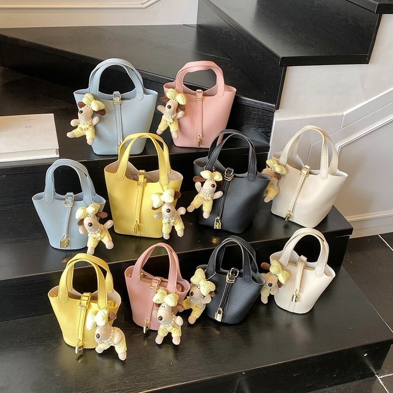 Geantă bucket pentru femei – stil stradal, material PU, închidere magnetică, buzunar cu fermoar, căptușeală din poliester, formă bucket, vara 2025