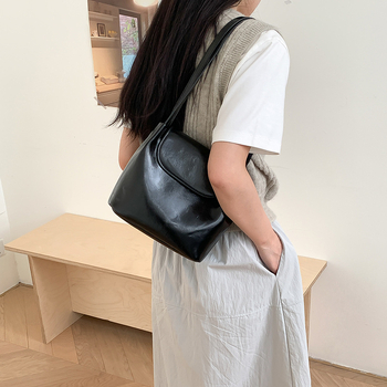 Geantă PU de damă în stil Saddle, închidere magnetică, curele duble, formă orizontală dreptunghiulară, buzunar intern cu fermoar și buzunar pentru documente