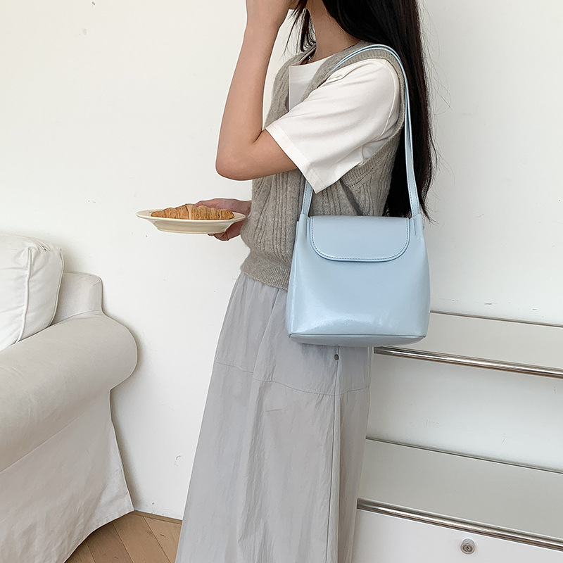 Geantă PU de damă în stil Saddle, închidere magnetică, curele duble, formă orizontală dreptunghiulară, buzunar intern cu fermoar și buzunar pentru documente