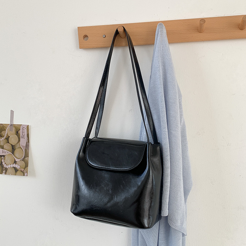 Geantă PU de damă în stil Saddle, închidere magnetică, curele duble, formă orizontală dreptunghiulară, buzunar intern cu fermoar și buzunar pentru documente