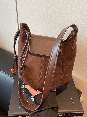 Geantă bucket pentru femei — material PU, formă bucket, deschidere cu capac, buzunare interioare: fermoar, buzunar pentru telefon, buzunar pentru documente, căptuire din poliester