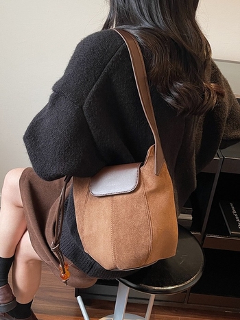 Geantă bucket pentru femei — material PU, formă bucket, deschidere cu capac, buzunare interioare: fermoar, buzunar pentru telefon, buzunar pentru documente, căptuire din poliester