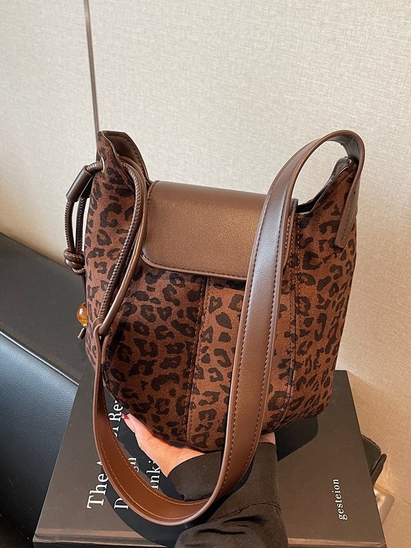 Geantă bucket pentru femei — material PU, formă bucket, deschidere cu capac, buzunare interioare: fermoar, buzunar pentru telefon, buzunar pentru documente, căptuire din poliester