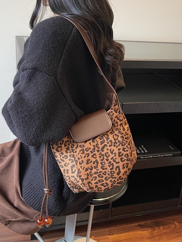 Geantă bucket pentru femei — material PU, formă bucket, deschidere cu capac, buzunare interioare: fermoar, buzunar pentru telefon, buzunar pentru documente, căptuire din poliester