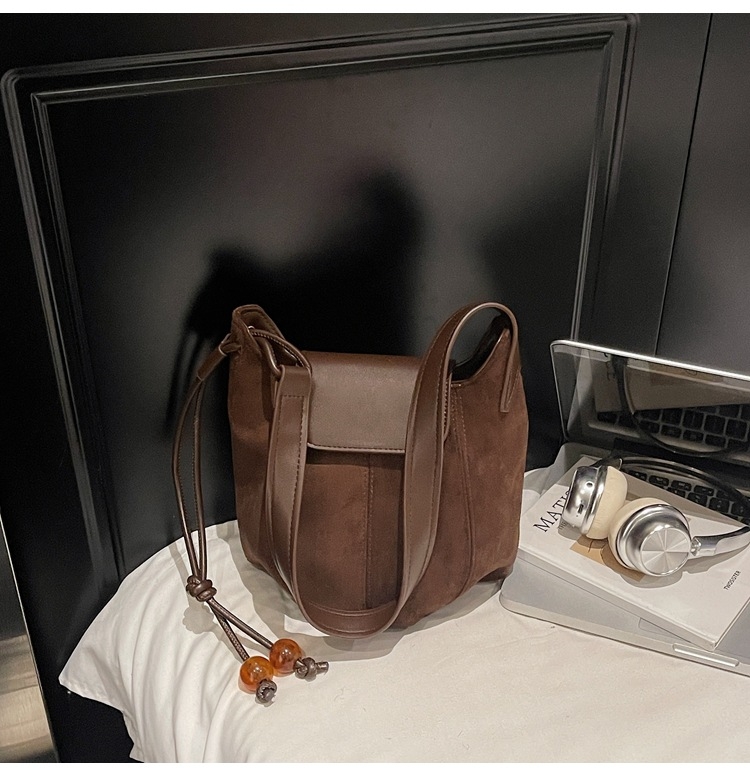 Geantă bucket pentru femei — material PU, formă bucket, deschidere cu capac, buzunare interioare: fermoar, buzunar pentru telefon, buzunar pentru documente, căptuire din poliester