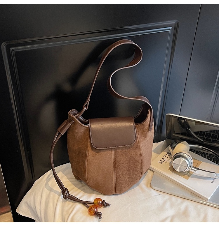 Geantă bucket pentru femei — material PU, formă bucket, deschidere cu capac, buzunare interioare: fermoar, buzunar pentru telefon, buzunar pentru documente, căptuire din poliester