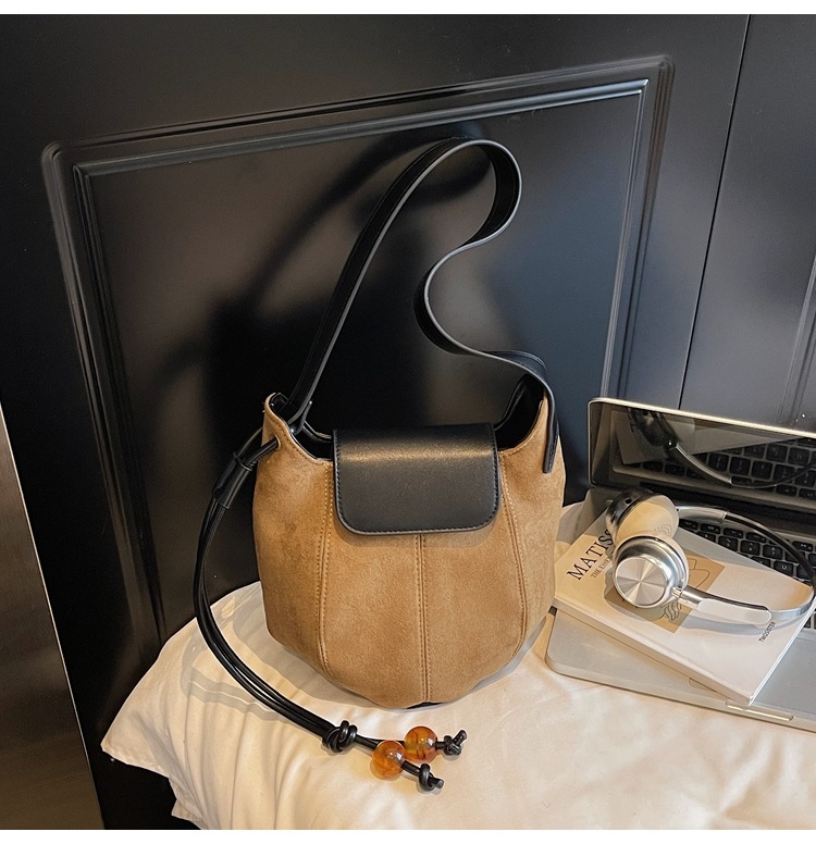 Geantă bucket pentru femei — material PU, formă bucket, deschidere cu capac, buzunare interioare: fermoar, buzunar pentru telefon, buzunar pentru documente, căptuire din poliester