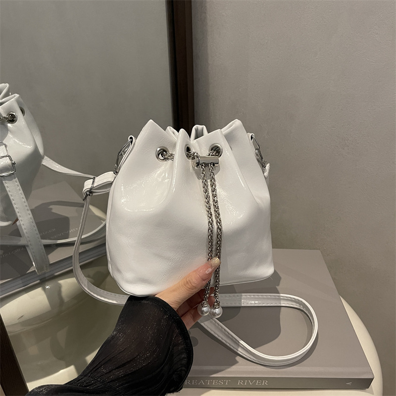 Bucket torba od PU materijala s vezicom, gradski stil jednostavnosti, jesen 2025
