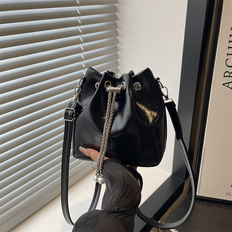 Bucket torba od PU materijala s vezicom, gradski stil jednostavnosti, jesen 2025