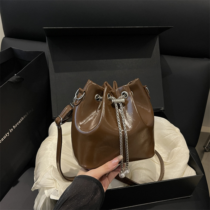 Bucket torba od PU materijala s vezicom, gradski stil jednostavnosti, jesen 2025