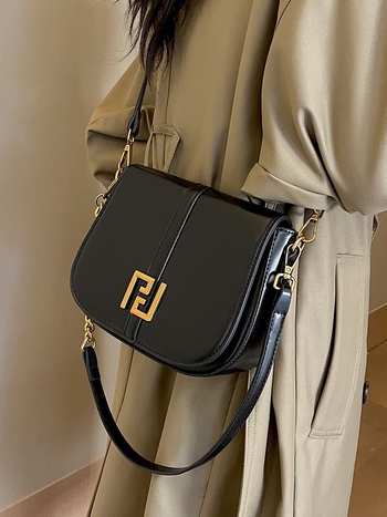Saddle Bag od PU materijala, školjkasto oblik, zatvaranje na zip, unutarnji džepovi: džep sa zipom, džep za telefon, džep za ID