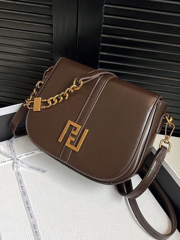 Saddle Bag od PU materijala, školjkasto oblik, zatvaranje na zip, unutarnji džepovi: džep sa zipom, džep za telefon, džep za ID