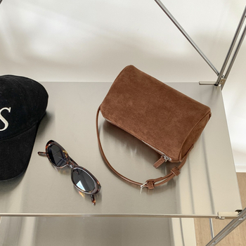 Crossbody torba od poliestera, urbani minimalistični stil, oblik jastuka, zatvaranje na zip, jesen 2025