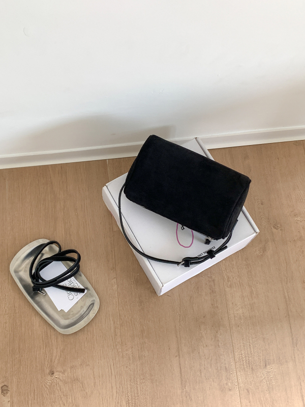 Crossbody torba od poliestera, urbani minimalistični stil, oblik jastuka, zatvaranje na zip, jesen 2025