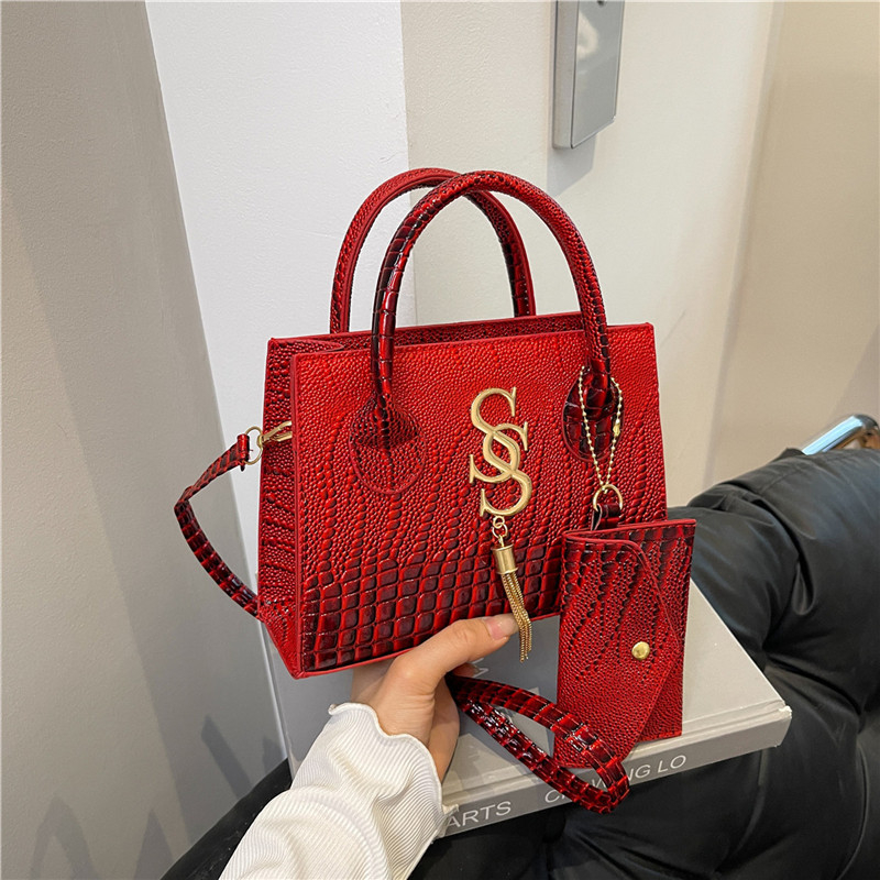 Crossbody torba s urbanom jednostavnosti, PU materijal, vodoravni kvadratni oblik, zatvaranje na zip, podstava od poliestera, jedan remen za rame