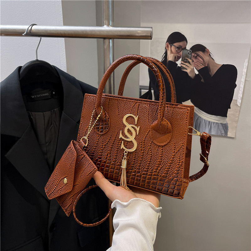 Crossbody torba s urbanom jednostavnosti, PU materijal, vodoravni kvadratni oblik, zatvaranje na zip, podstava od poliestera, jedan remen za rame