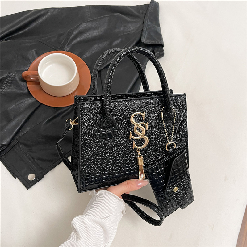 Crossbody torba s urbanom jednostavnosti, PU materijal, vodoravni kvadratni oblik, zatvaranje na zip, podstava od poliestera, jedan remen za rame